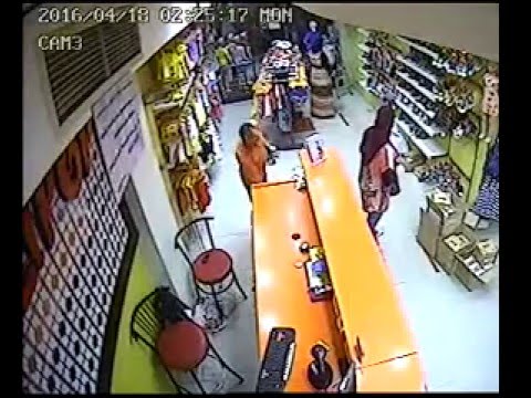 بالفيديو لحظة سرقة فتاة لتابلت من محل ملابس 