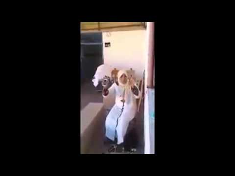 شاهد سيدة تبكي أمام جثة أمها بعد أن رفضوا تسليمها اياها 