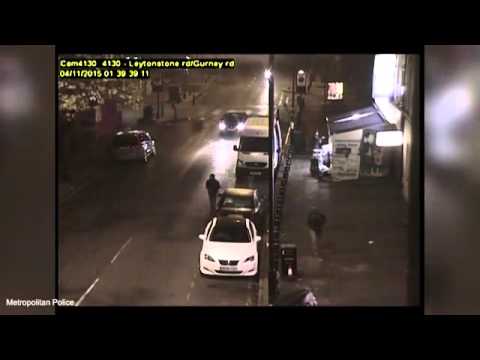 بالفيديو كاميرا مراقبة تفضح شابان هاجما بريطاني وسرقا دراجته النارية