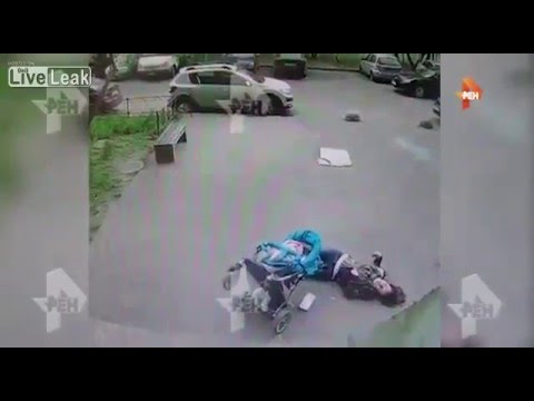شاهد روسية تبعد طفلها عن المكان