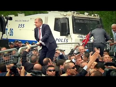 تجمهُر عناصر من حزب الحركة القومية اليميني التركي لمنع إنعقاد مؤتمرخلافة الحزب