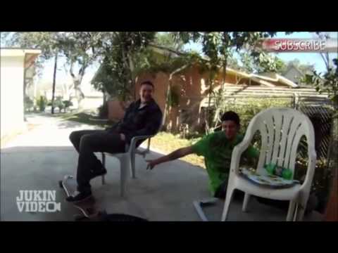 حاول تنفيذ مقلب في صديقه فتلقى عقابًا قاسيًا