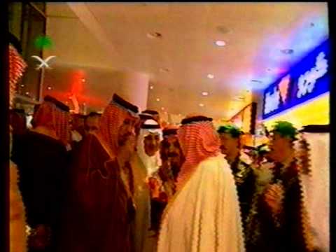 الملك عبدالله يوزع طعامه في سوق الفيصلية