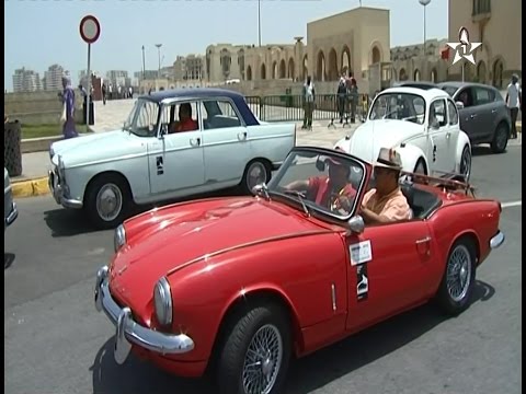 قافلة من السيارات العتيقة تجوب شوارع الدار البيضاء في المغرب
