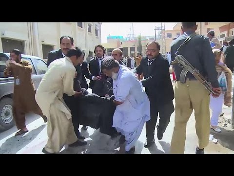 شاهد تفجير انتحاري جنوب غرب باكستان يستهدف مشيعي نقيب محامين الإقليم