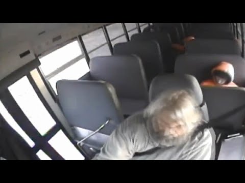 لحظة انقلاب أتوبيس مدرسي على الطريق السريع