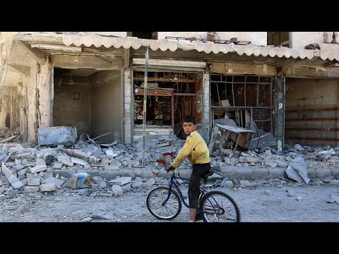 شاهد الصليب الأحمر يُسلِّم مساعدات إلى أربع بلدات محاصرة في سورية