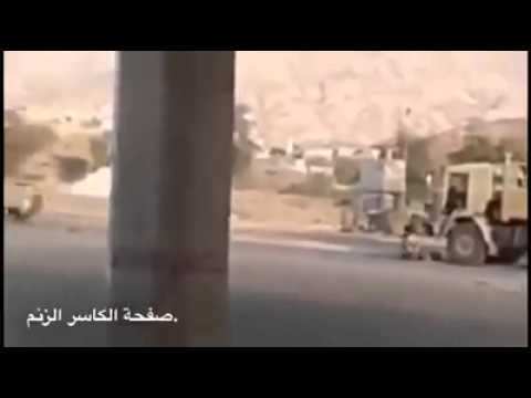 مقاتل حوثي يدهس زميله بالدبابة