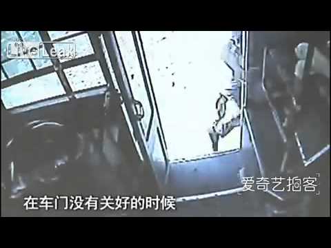 لقطات مروعة للحظة سقوط رجل على رأسه من أتوبيس