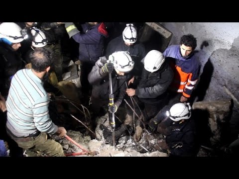 بالفيديو  غارات سورية على بلدة تفتناز في إدلب