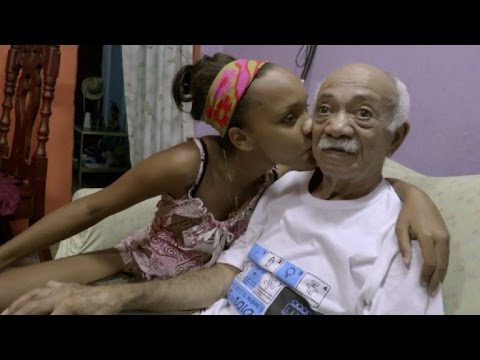 بالفيديو  3 أجيال من عائلة هرناديس يجمعها الحنين إلى فيدل كاسترو