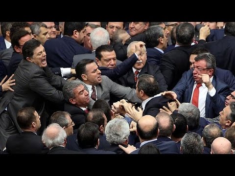 شاهد شجار في البرلمان التركي بسبب التعديلات الدستورية