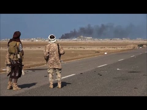بالفيديو  استمرار المعارك في منطقة ساحلية يمنية رئيسية
