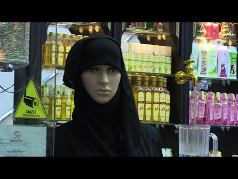 شاهد ردود أفعال المواطنين حول قرار منع إنتاج البرقع الأفغاني