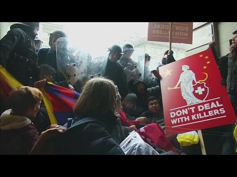 شاهد احتجاجات في برن ضد زيارة الرئيس الصيني