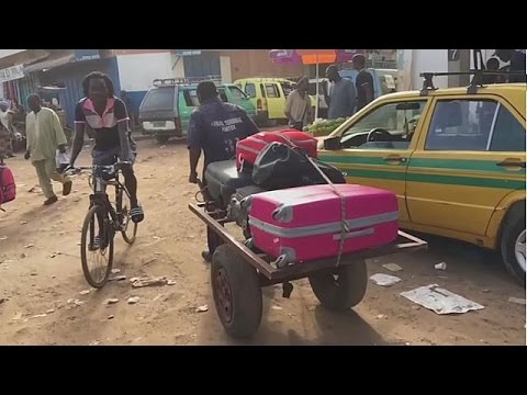 شاهد  الآلاف يغادرون بانغول إثر فرض حالة الطوارئ في غامبيا