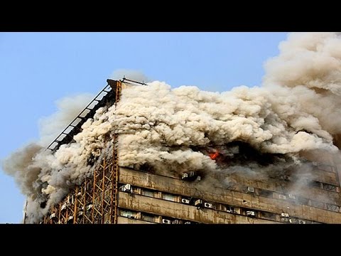 شاهد مقتل 30 رجل إطفاء إثر انهيار مبنى في طهران