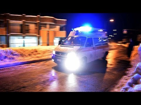 شاهد  فرق الانقاذ تواصل البحث في ايطاليا