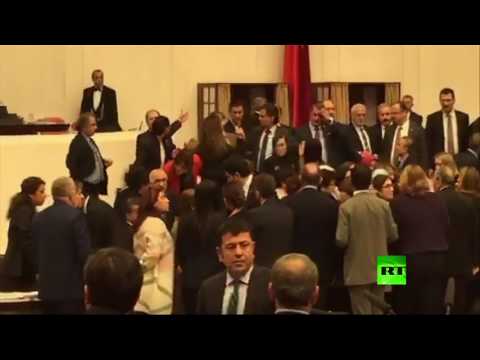 شاهد  اشتباكات نسائية عنيفة في برلمان تركيا