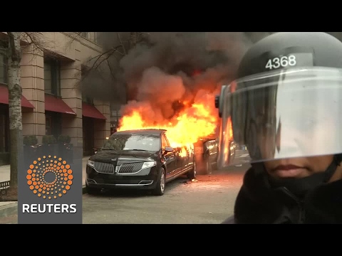 بالفيديو  لحظة إشعال النار في موكب وهمي لدونالد ترامب