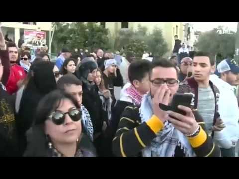 شاهد  آلاف الفلسطينيين يخرجون في مسيرة تندد بسياسة حكومة نتياهو