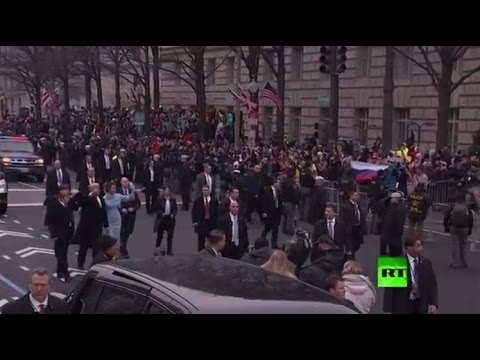 شاهد دونالد ترامب يُحيي العلم الروسي أثناء توجهه إلى البيت الأبيض