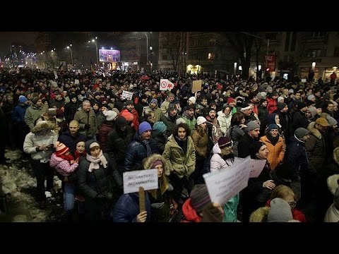 شاهد احتجاجات في رومانيا ضد مشروع قانون للعفو