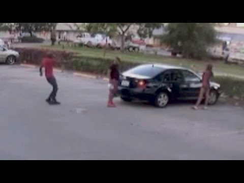 شاهد مسلح يقتل شابًا أمام صديقته