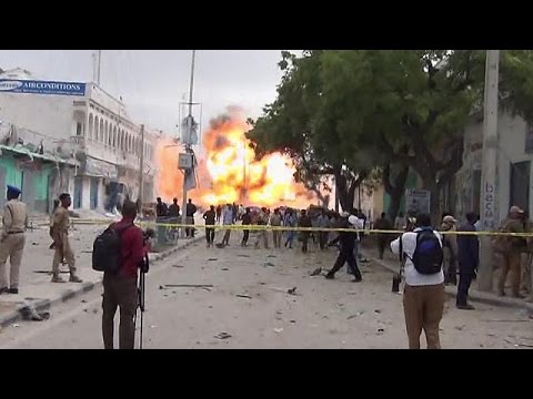 شاهد مقتل وإصابة العشرات في تفجير سيارتين مفخختين في مقديشو