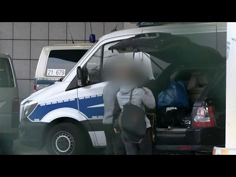 شاهد السلطات الألمانية ترحل دفعة ثانية من اللاجئين الأفغان