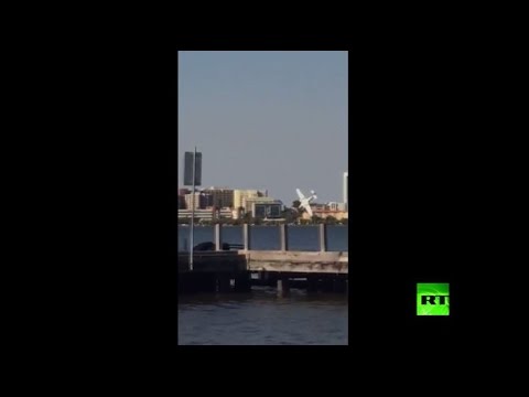لحظة تحطم طائرة في مدينة برث الأسترالية