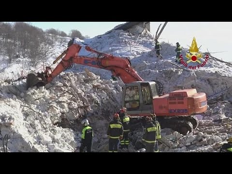 شاهد 29 قتيلًا و11 ناجيا نتيجة للانهيار الثلجي في إيطاليا