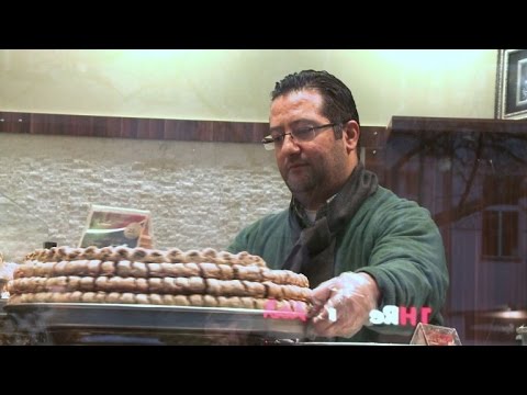 شاهد عائلة سورية تنقل حرفيتها في تحضير الحلويات