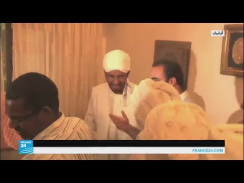 شاهد الصادق المهدي يعود إلى السودان
