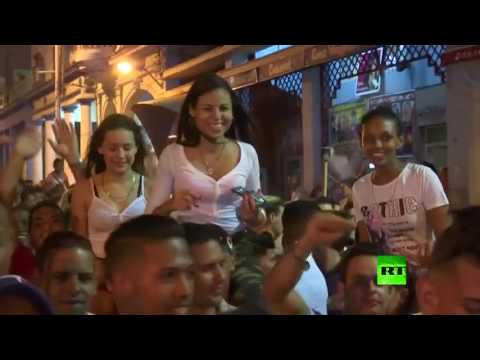 شاهد مسيرة المشاعل تجوب شوارع هافانا