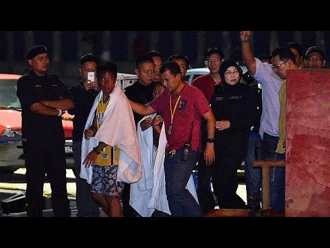 شاهد ماليزيا توسع عمليات البحث عن ستة مفقودين في حادث غرق قارب
