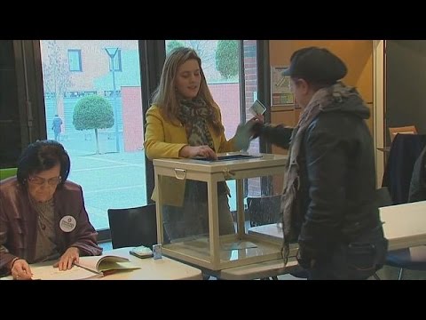 شاهد الفرنسيون يصوِّتون لاختيار مرشَّح الحزب الاشتراكي للانتخابات الرئاسية