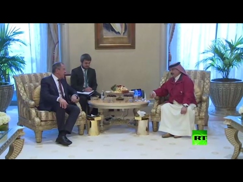 شاهد لحظة لقاء الملك البحريني حمد بن عيسى آل خليفة مع وزير الخارجية الروسي