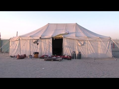 شاهد المواطنون الكويتيون يقصدون الصحراء