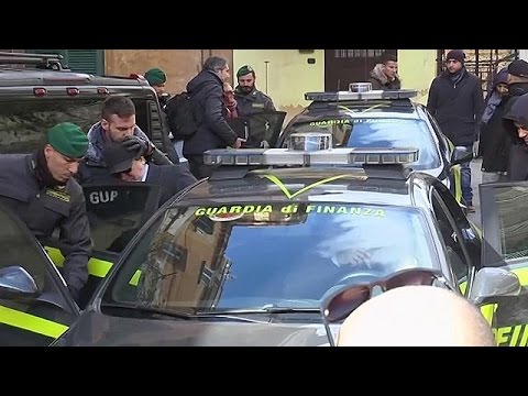شاهد  اعتقال ثلاثة أشخاص في إيطاليا لبيعهم أسلحة لإيران و ليبيا