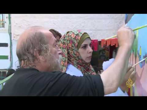 شاهد أطفال يرسمون جداريات في ساحات القدس