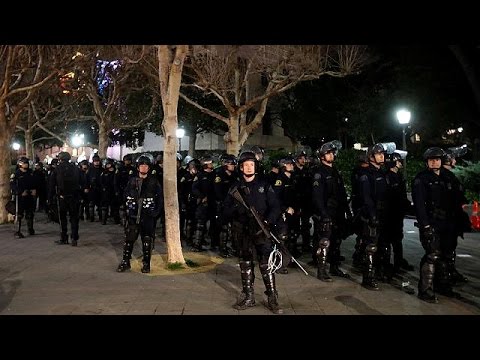 شاهد طلاب جامعة بركلي يمنعون ميلو يانوبولوس المحسوب على اليمين المتطرف