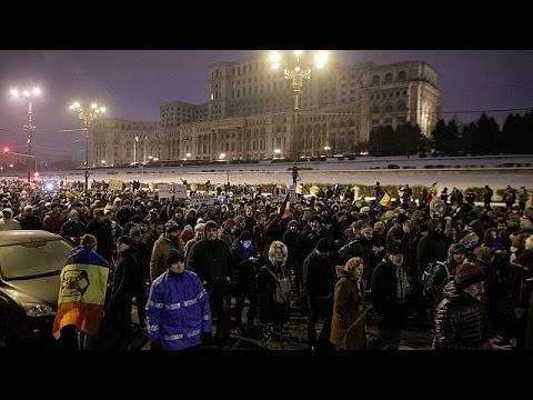 شاهد رومانيا تشهد مظاهرات حاشدة ضد الحكومة تدفع وزيرا إلى الإستقالة