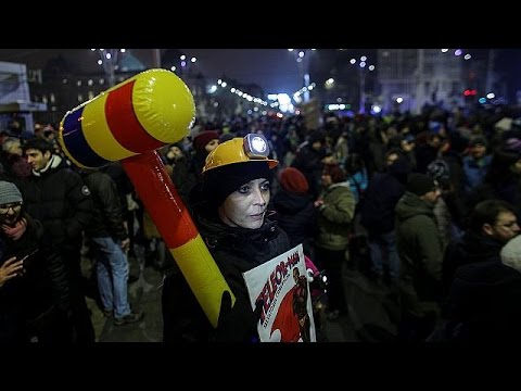 بالفيديو تواصل الاحتجاجات المطالبة بإلغاء قانون يخفف من حدة قمع الفساد في رومانيا