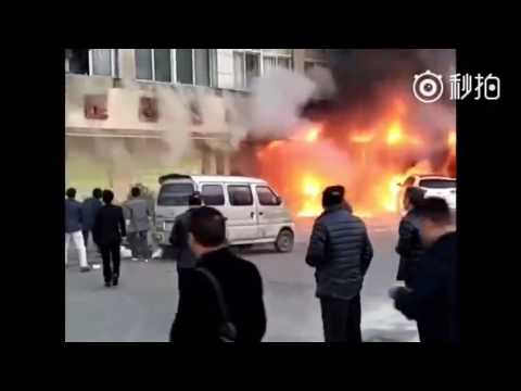 شاهد لحظة اندلاع حريق في صالون تجميل وقفز الزبائن من النوافذ