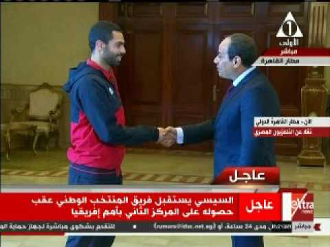 بالفيديو حوار جانبي بين الرئيس السيسي وأحمد فتحي في مطار القاهرة