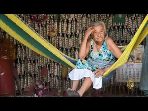 بالفيديو مساكن من عبوات الماء البلاستيكية