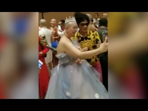 شاهد العروس والمعازيم بلا شعر في حفل زفاف صيني