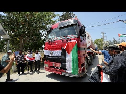 شاهد توريد مليون لتر من الوقود الصناعي من مصر إلى قطاع غزة