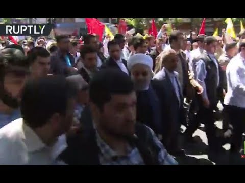 الرئيس الإيراني حسن روحاني ينضم لمسيرة المتظاهرين في يوم القدس العالمي